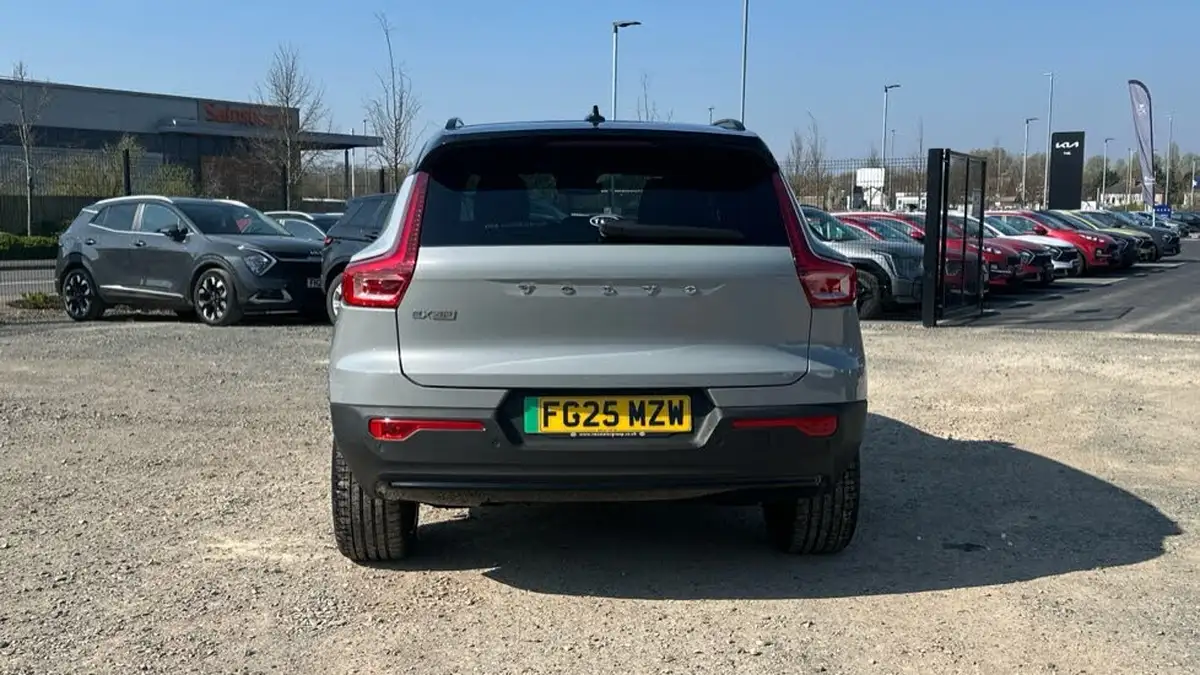 2025-volvo-ex40-e-ultra-big-12