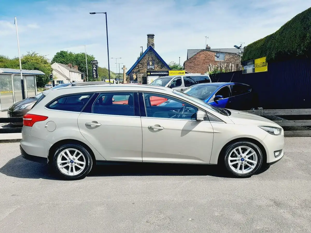 2015-ford-focus-16-zetec-estate-big-1