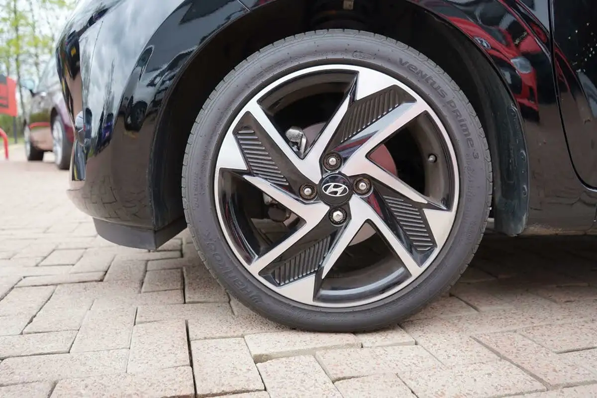 2023-hyundai-i10-10-premium-big-33