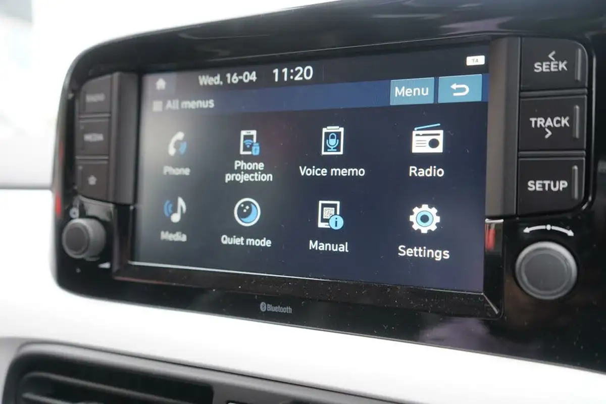 2023-hyundai-i10-10-premium-big-37