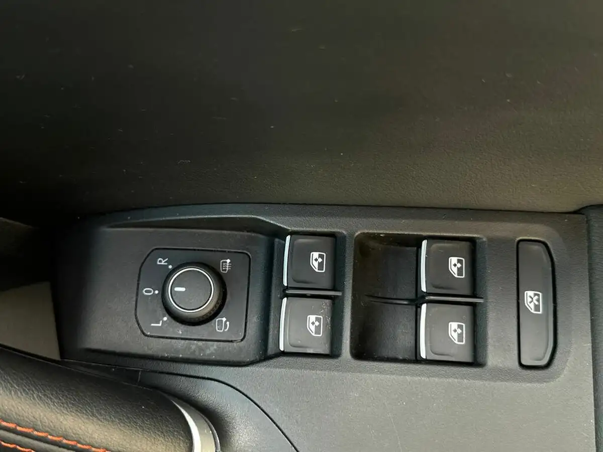 2021-seat-leon-10-etsi-evo-fr-sport-hatchback-big-17