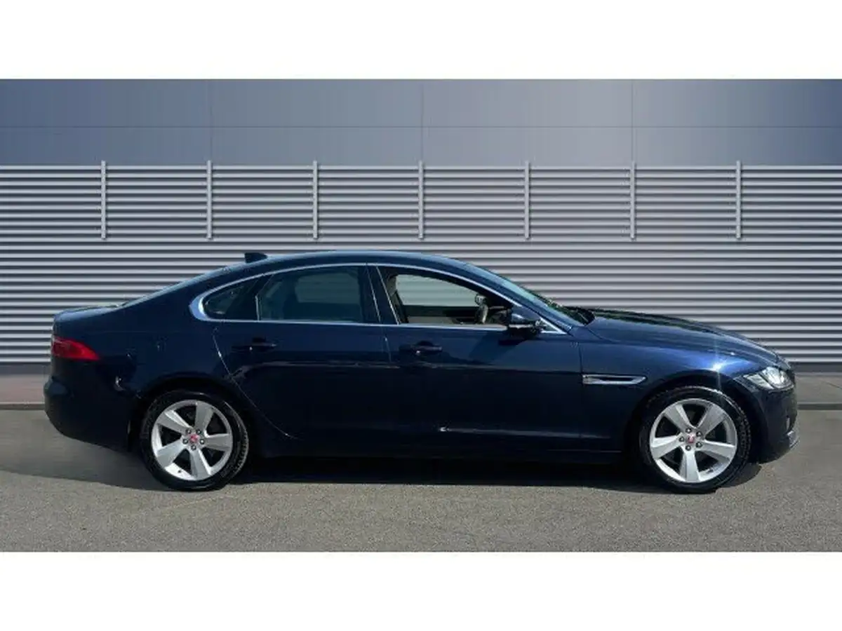 2017-jaguar-xf-20td-portfolio-180ps-saloon-4d-1999cc-auto-big-4