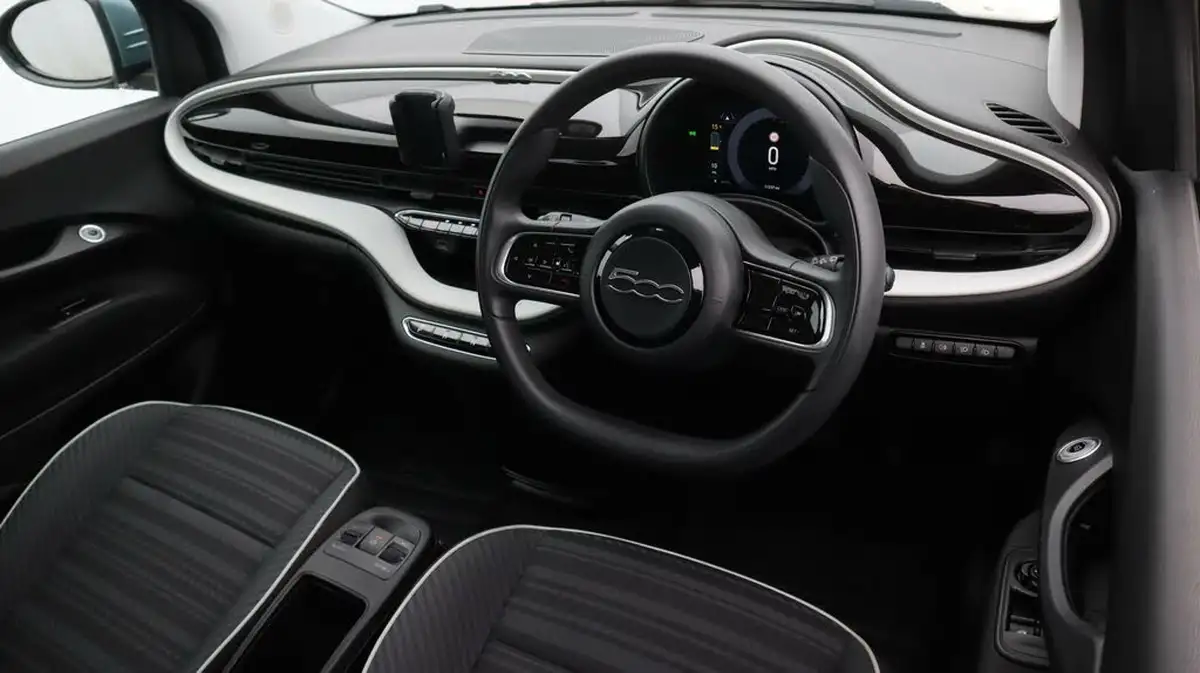 2021-fiat-500-e-action-big-9