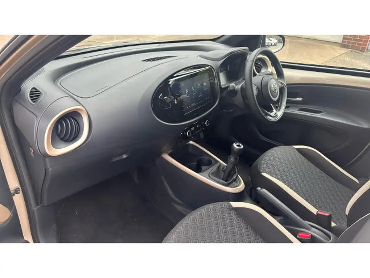 2024-toyota-aygo-x-10-vvt-i-edge-big-9