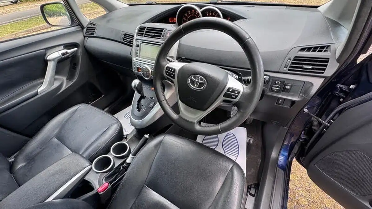 2012-toyota-verso-22td-tr-big-17