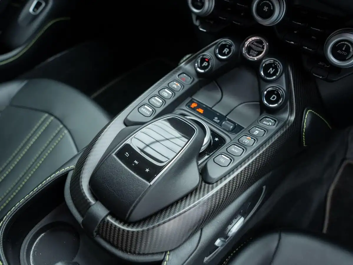 2018-aston-martin-vantage-40-v8-vantage-big-11
