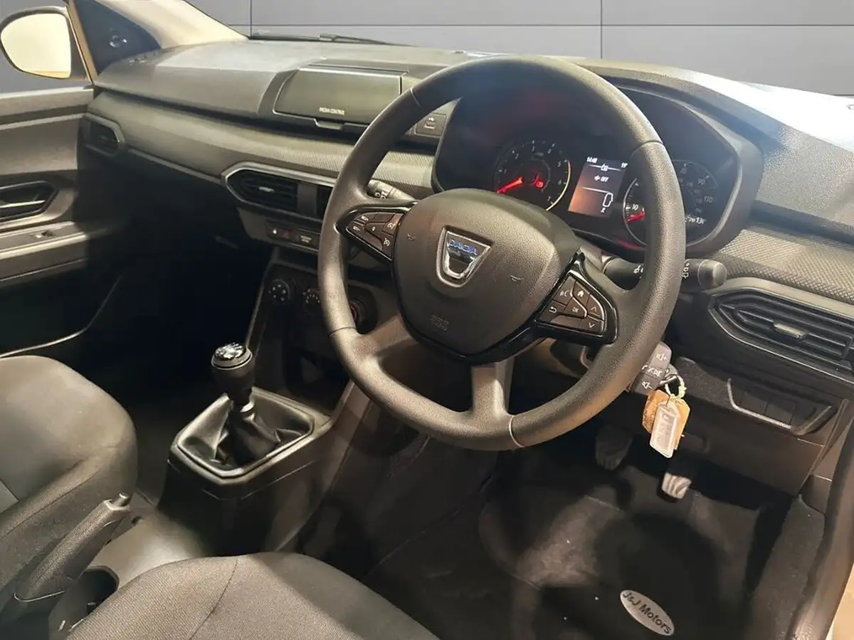 2022-dacia-sandero-10-sce-essential-big-1
