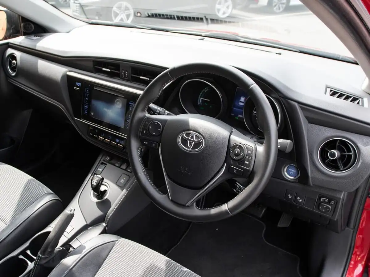 2016-toyota-auris-18-vvt-i-hsd-excel-tss-hatchback-big-3