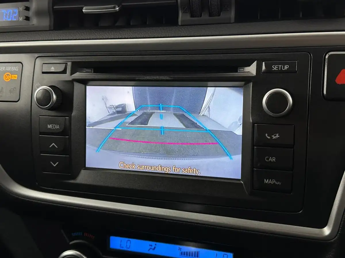 2014-toyota-auris-16-excel-hatchback-big-21