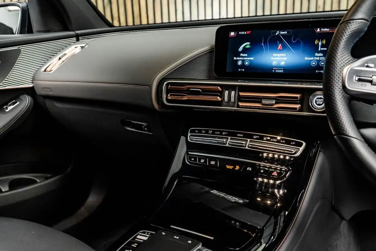 2021-mercedes-benz-eqc-e-eqc-400-amg-line-big-25