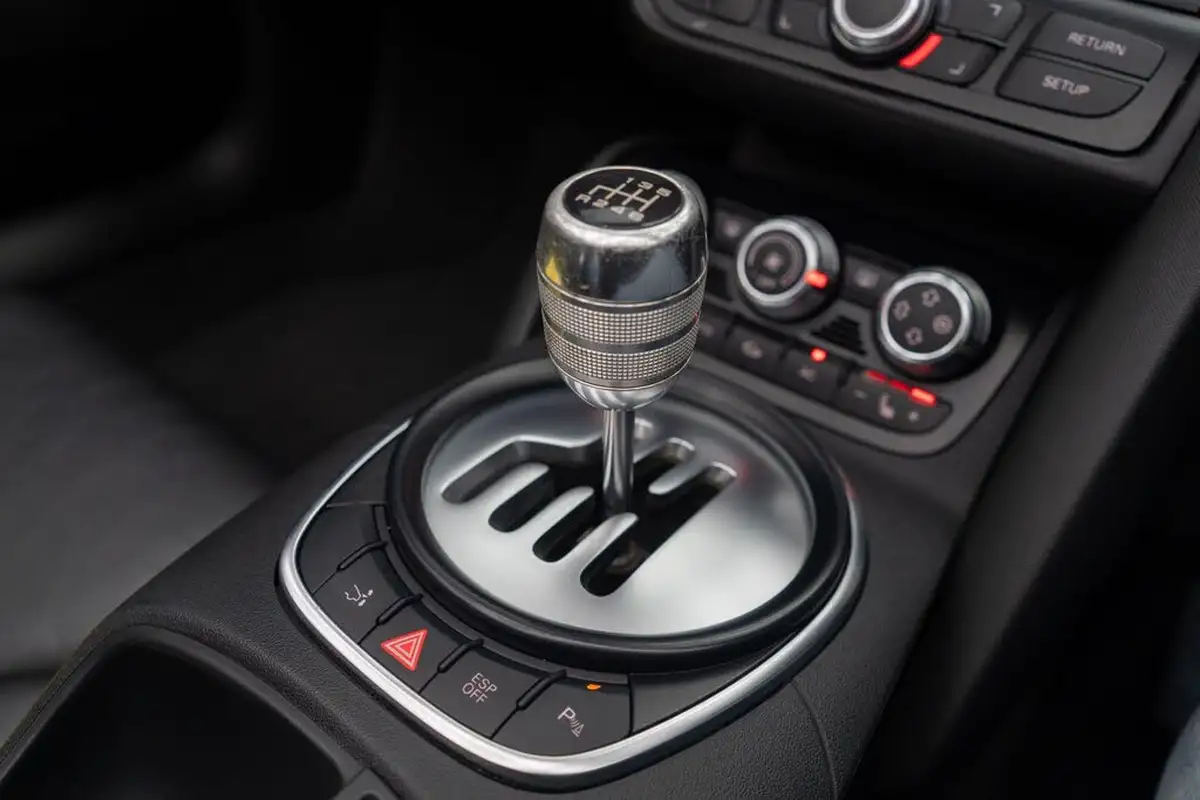 2012-audi-r8-42-quattro-spyder-convertible-big-19