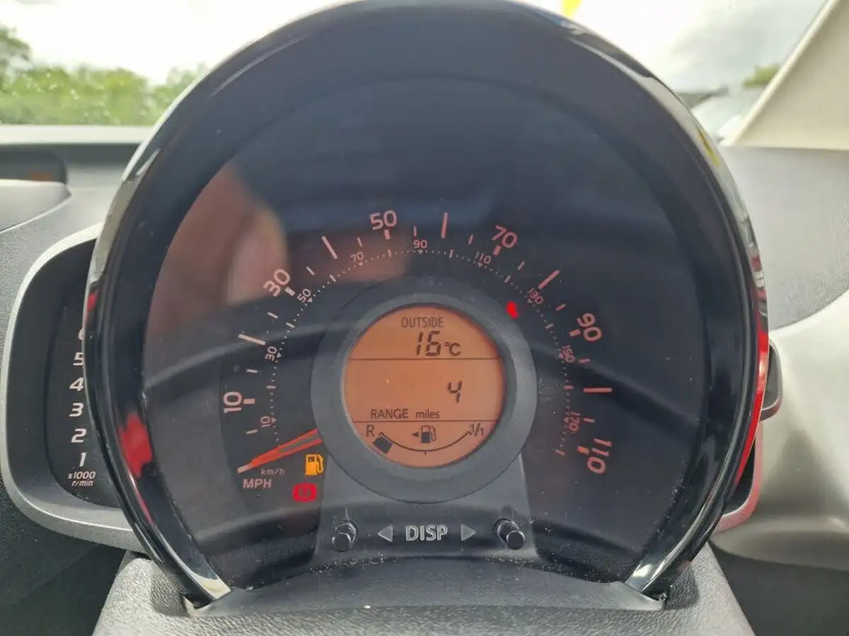 2016-toyota-aygo-10-vvt-i-x-play-68bhp-3d-big-16
