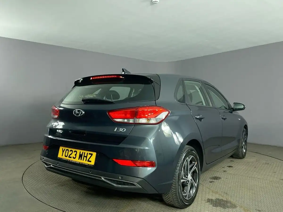 2023-hyundai-i30-10-t-gdi-se-connect-hatchback-dct-big-15
