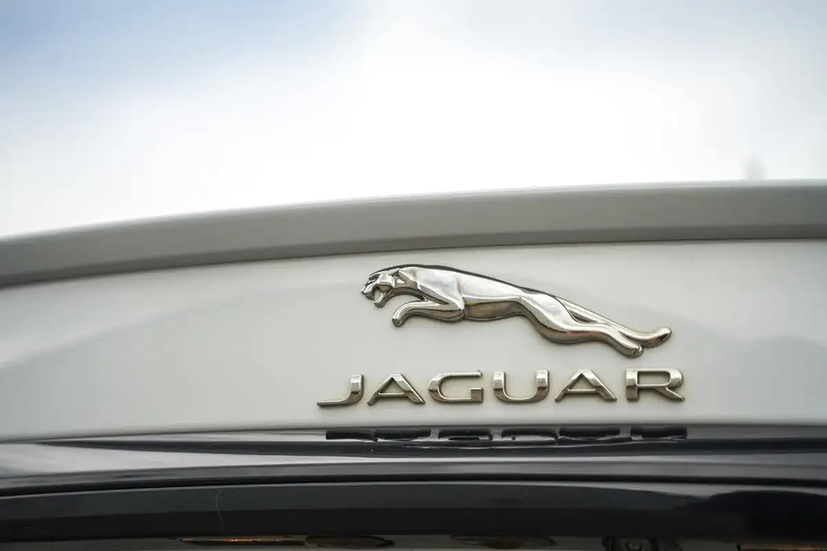 2015-jaguar-xf-22td-r-sport-black-saloon-4d-big-45