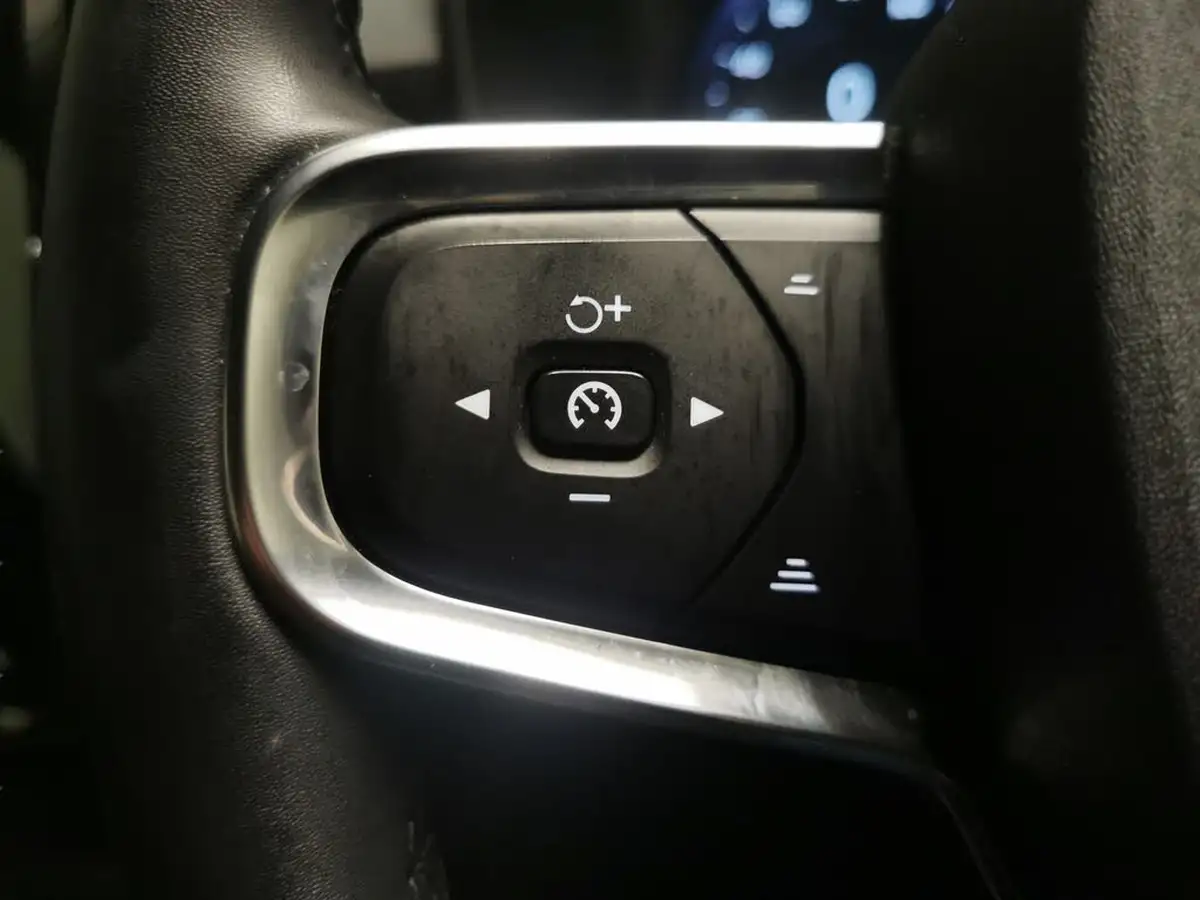 2022-volvo-xc40-15-t3-momentum-auto-big-23
