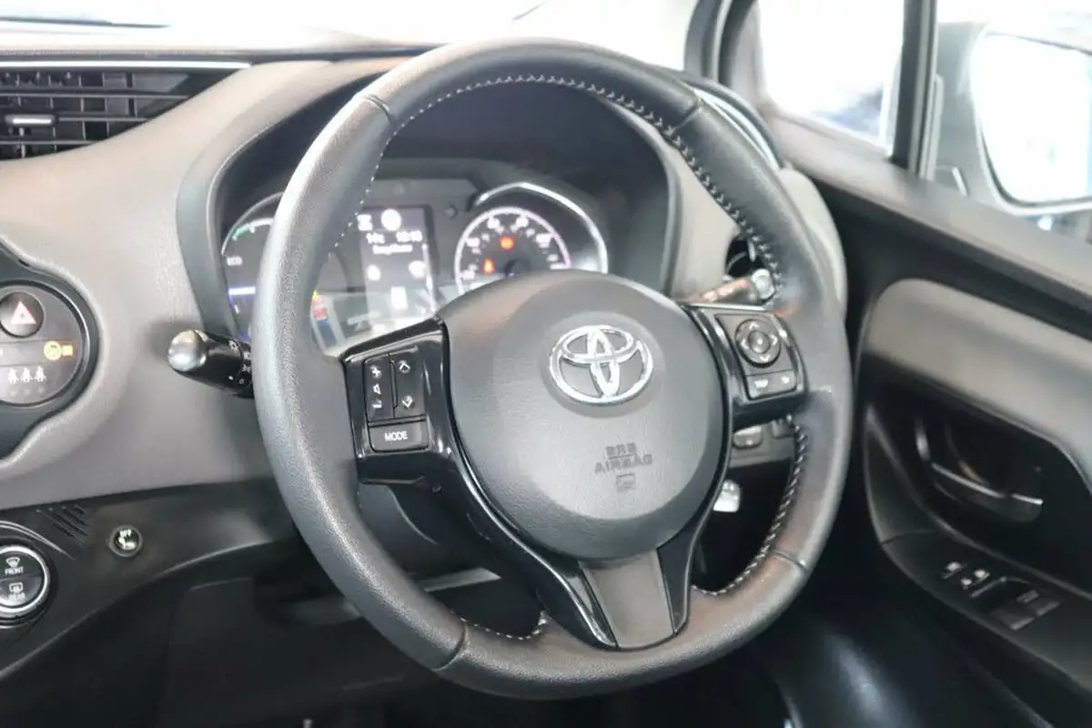 2018-toyota-yaris-15-vvt-i-icon-tech-hybrid-big-15