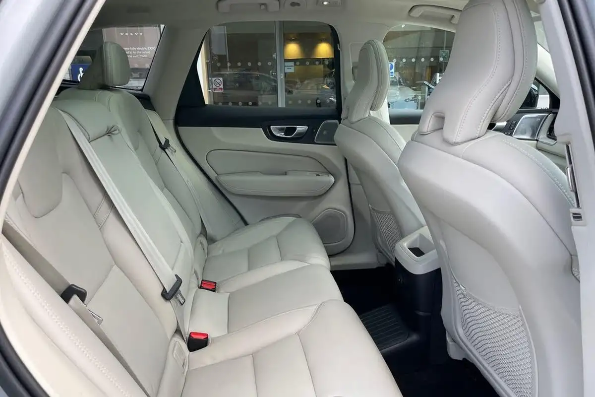 2024-volvo-xc60-20-t8-r-design-pro-big-21