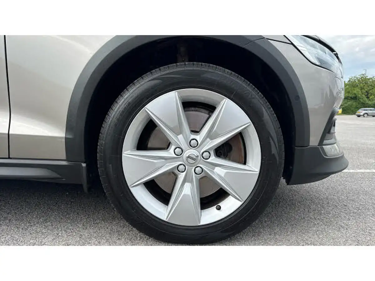 2019-volvo-v60-20td-d4-cross-country-big-15