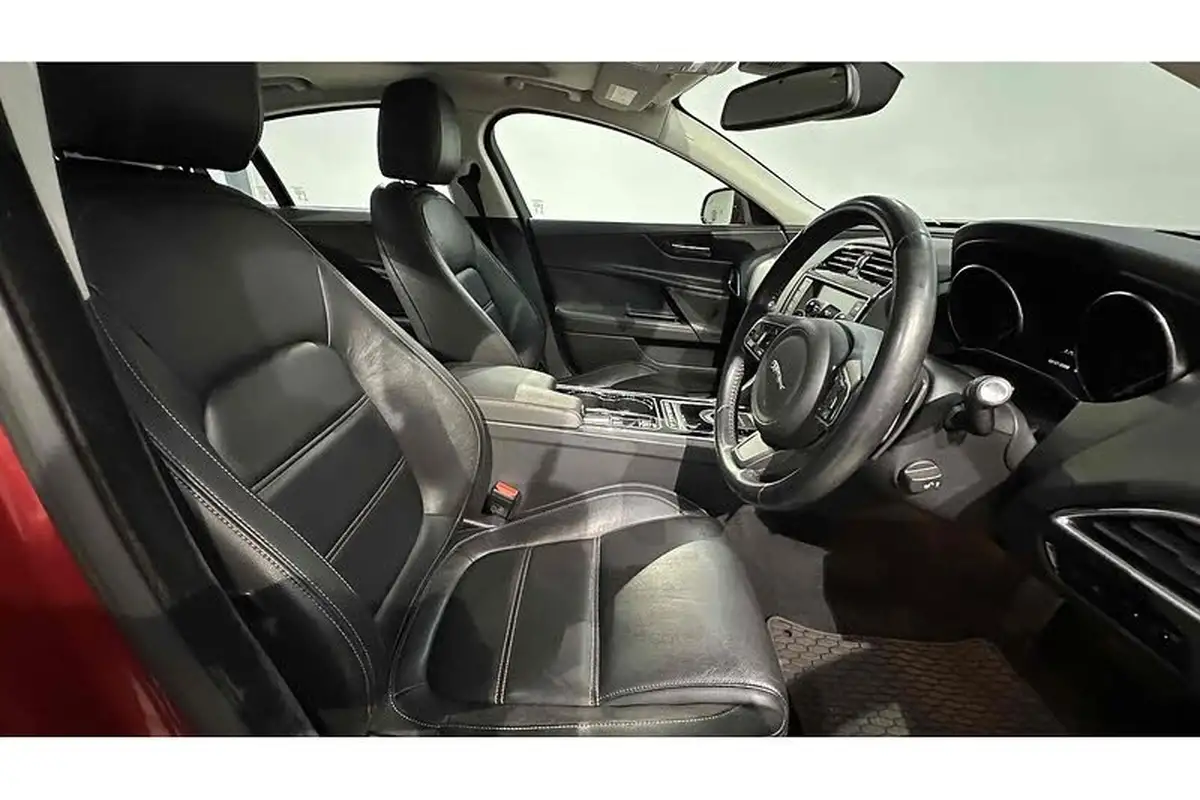 2015-jaguar-xe-20-prestige-big-26