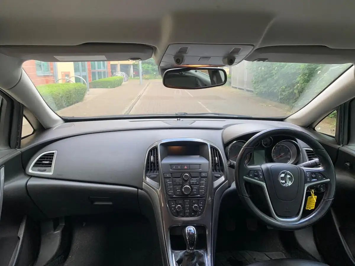2013-vauxhall-astra-16-elite-vvt-115ps-hatchback-big-13