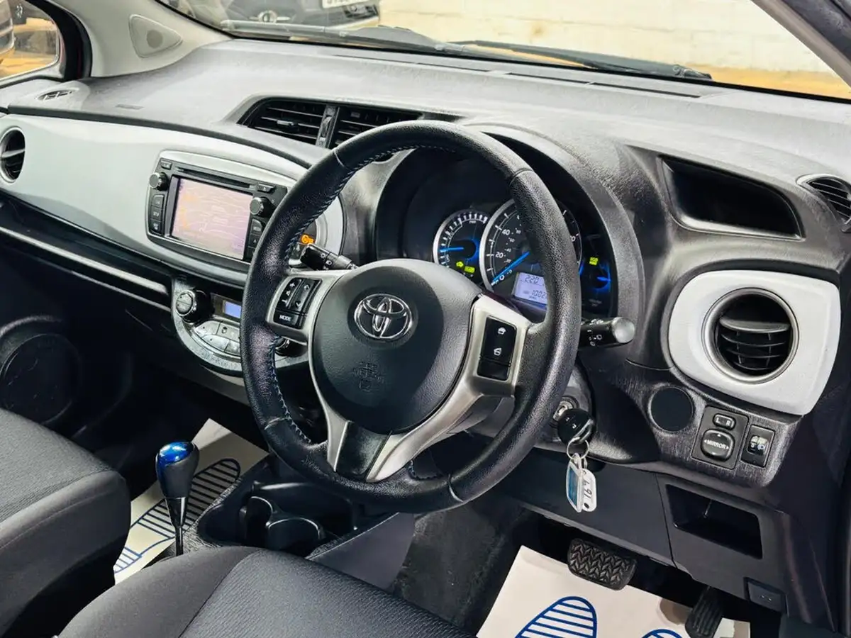 2013-toyota-yaris-15-vvt-i-t4-big-10
