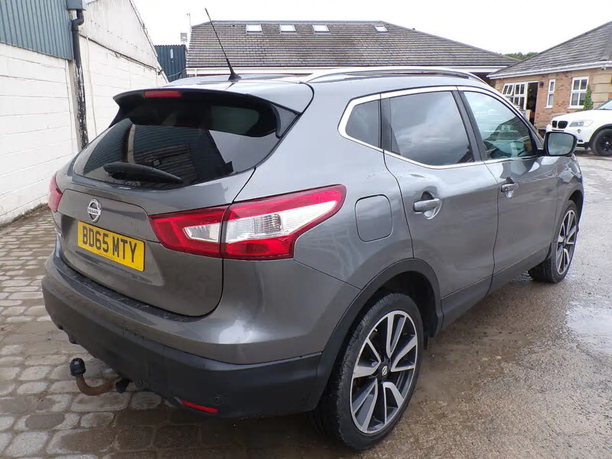2015-nissan-qashqai-16dci-tekna-big-7
