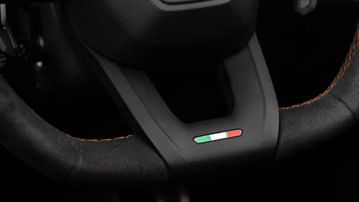 2024-lamborghini-urus-40-no-trim-big-24