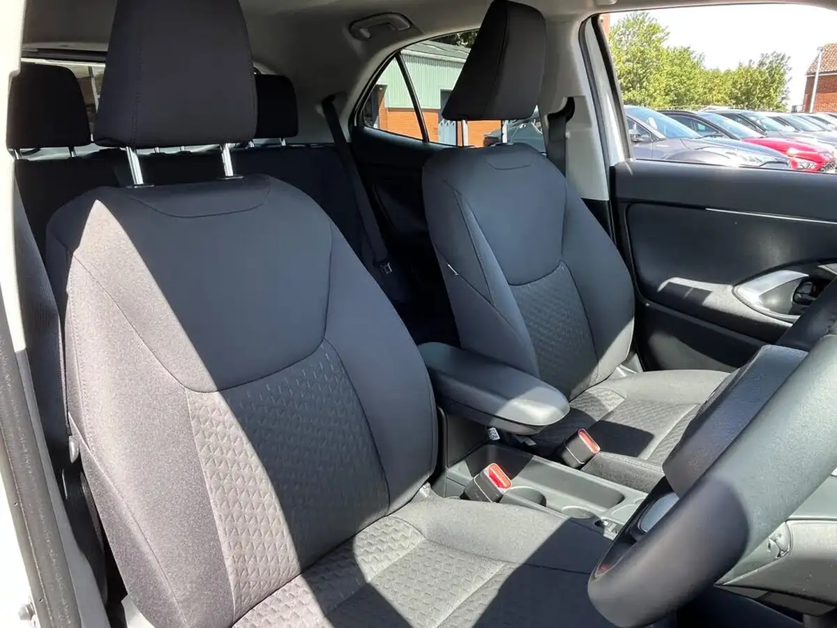 2024-toyota-yaris-cross-15-vvt-i-icon-big-59