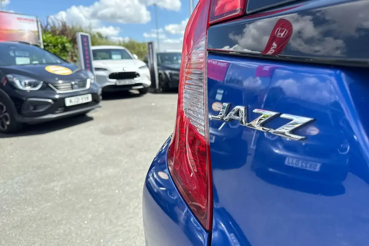 2018-honda-jazz-15-i-vtec-sport-big-13