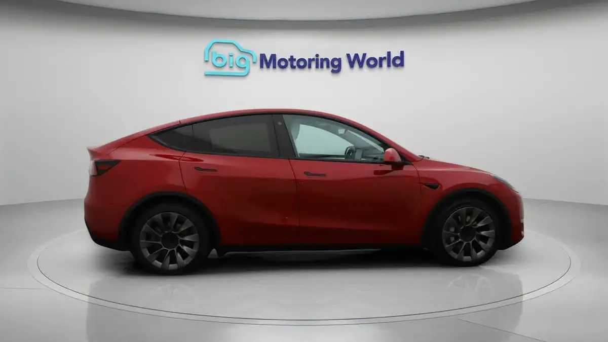2022-tesla-model-y-e-long-range-big-8