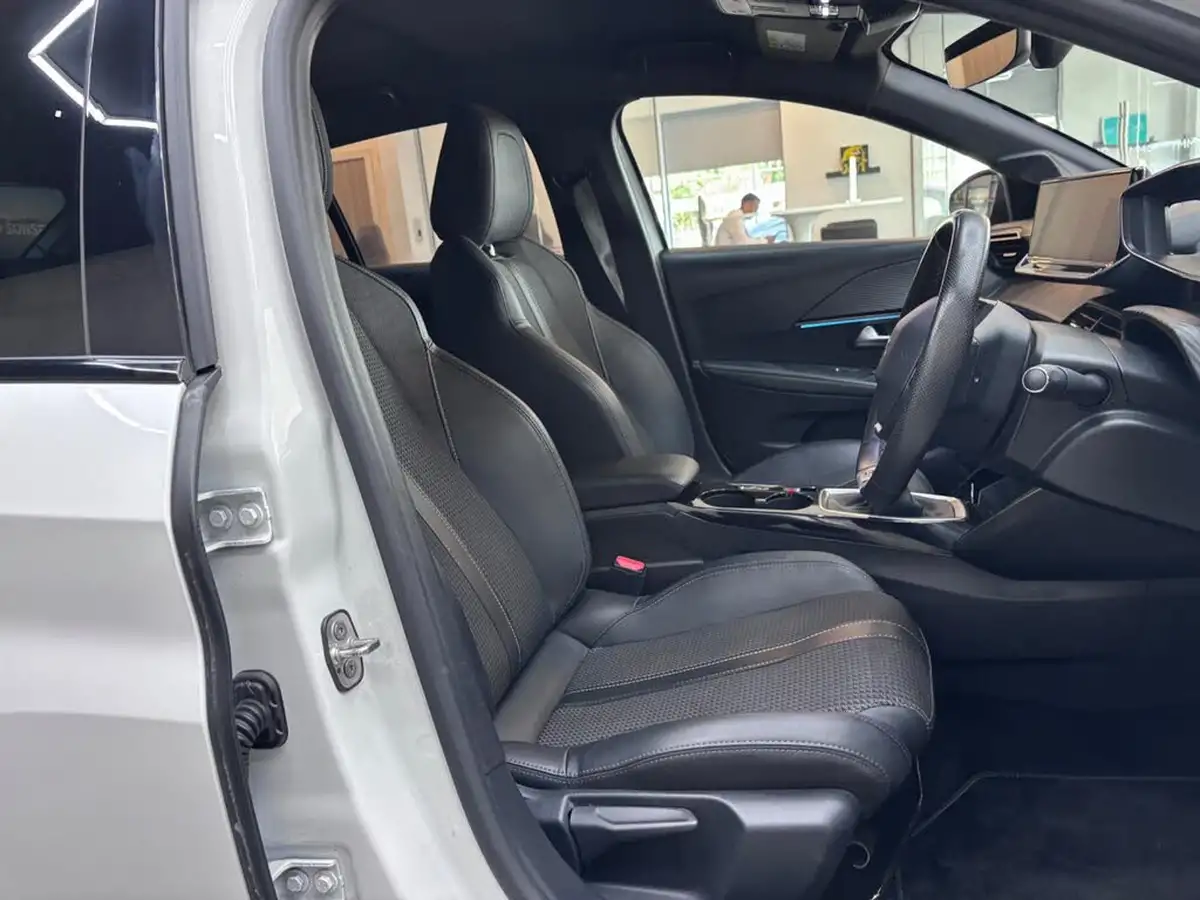 2022-peugeot-208-12-puretech-gt-100ps-big-31
