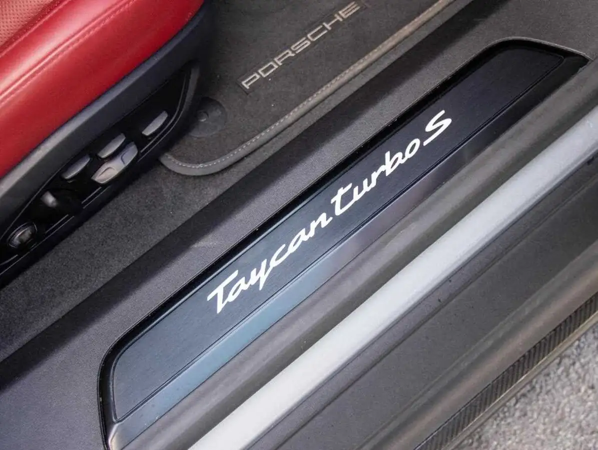 2020-porsche-taycan-e-turbo-s-big-15