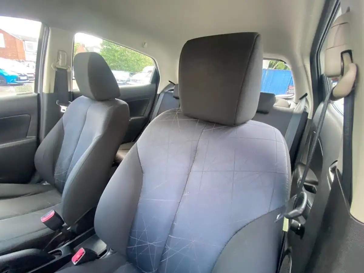 2012-mazda-mazda2-15-ts2-big-19