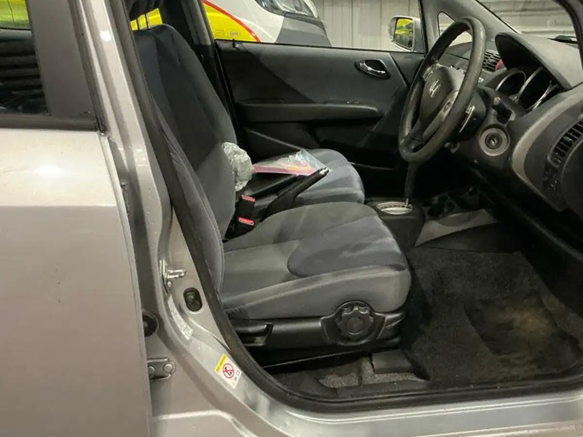 2009-honda-jazz-14-se-cvt-7-big-7