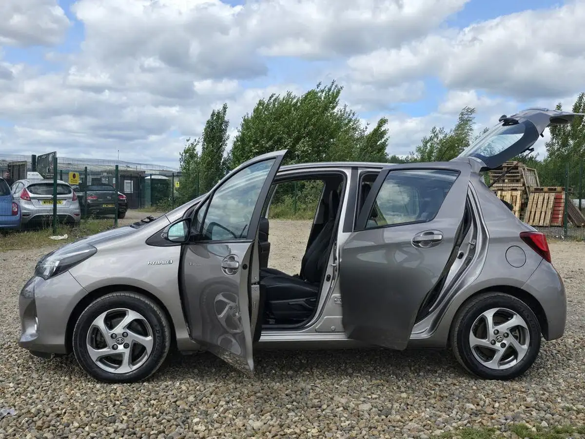 2015-toyota-yaris-15-vvt-i-excel-hybrid-15in-big-8