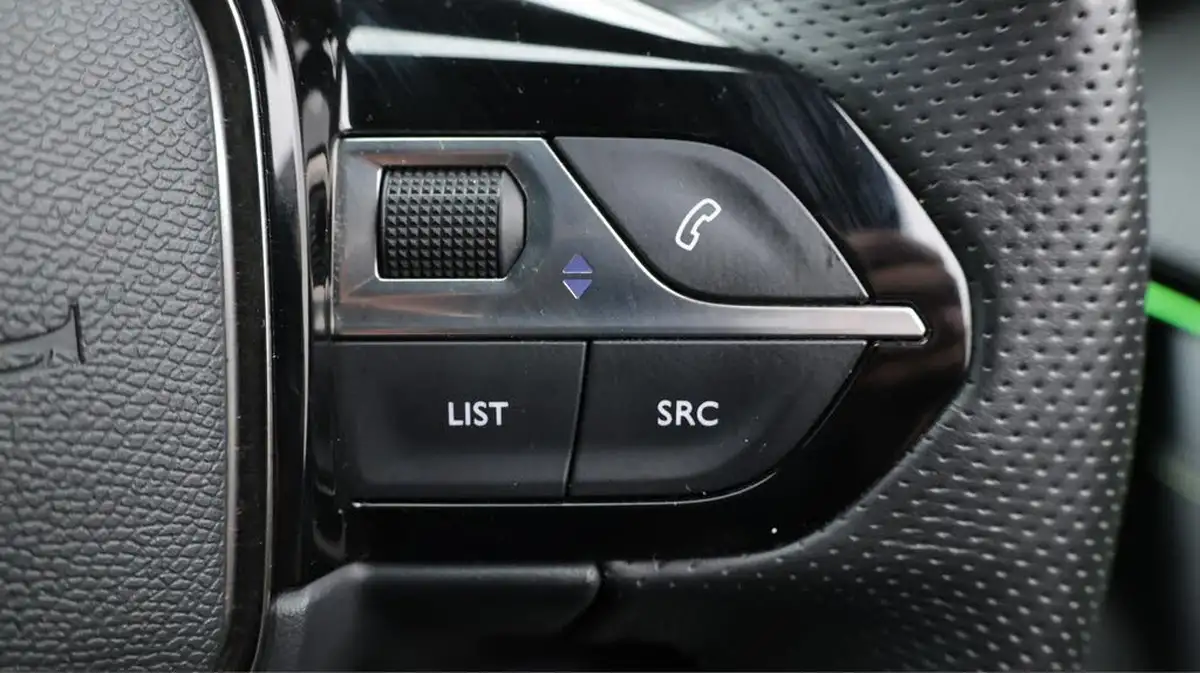 2023-peugeot-2008-suv-e-gt-136bhp-50kwh-station-wagon-big-26