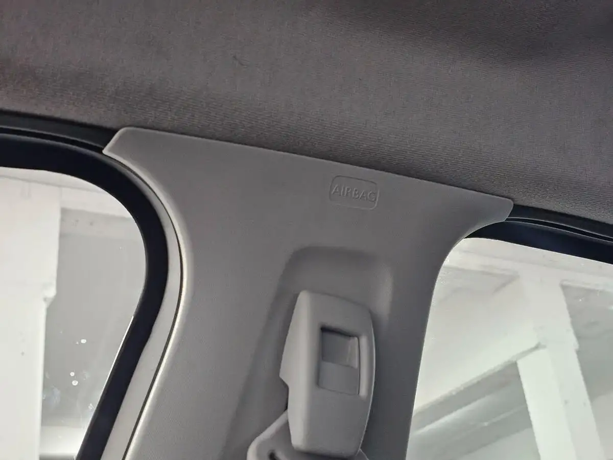 2015-peugeot-208-10-access-5d-big-77