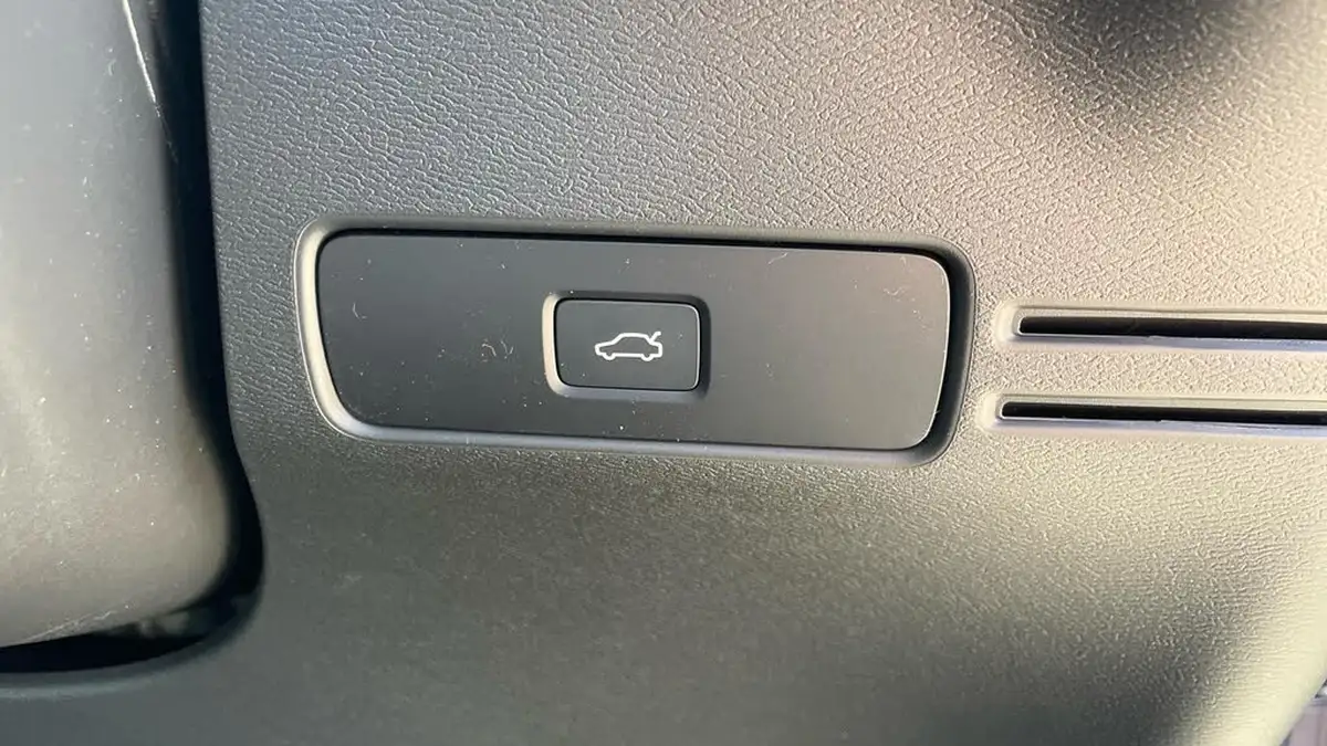 2025-volvo-xc40-20-b4-ultra-dark-big-47