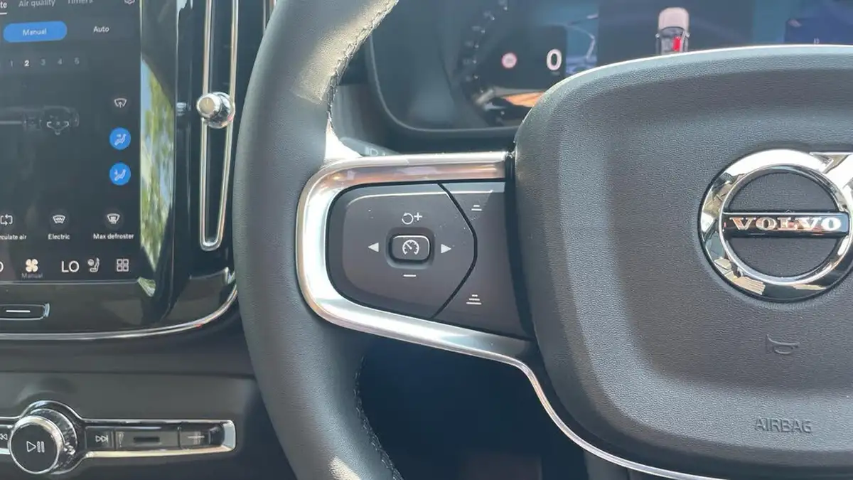 2025-volvo-xc40-20-b4-ultra-dark-big-19