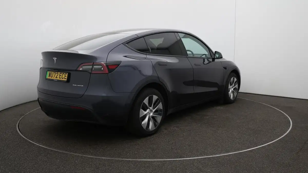 2022-tesla-model-y-e-long-range-big-36