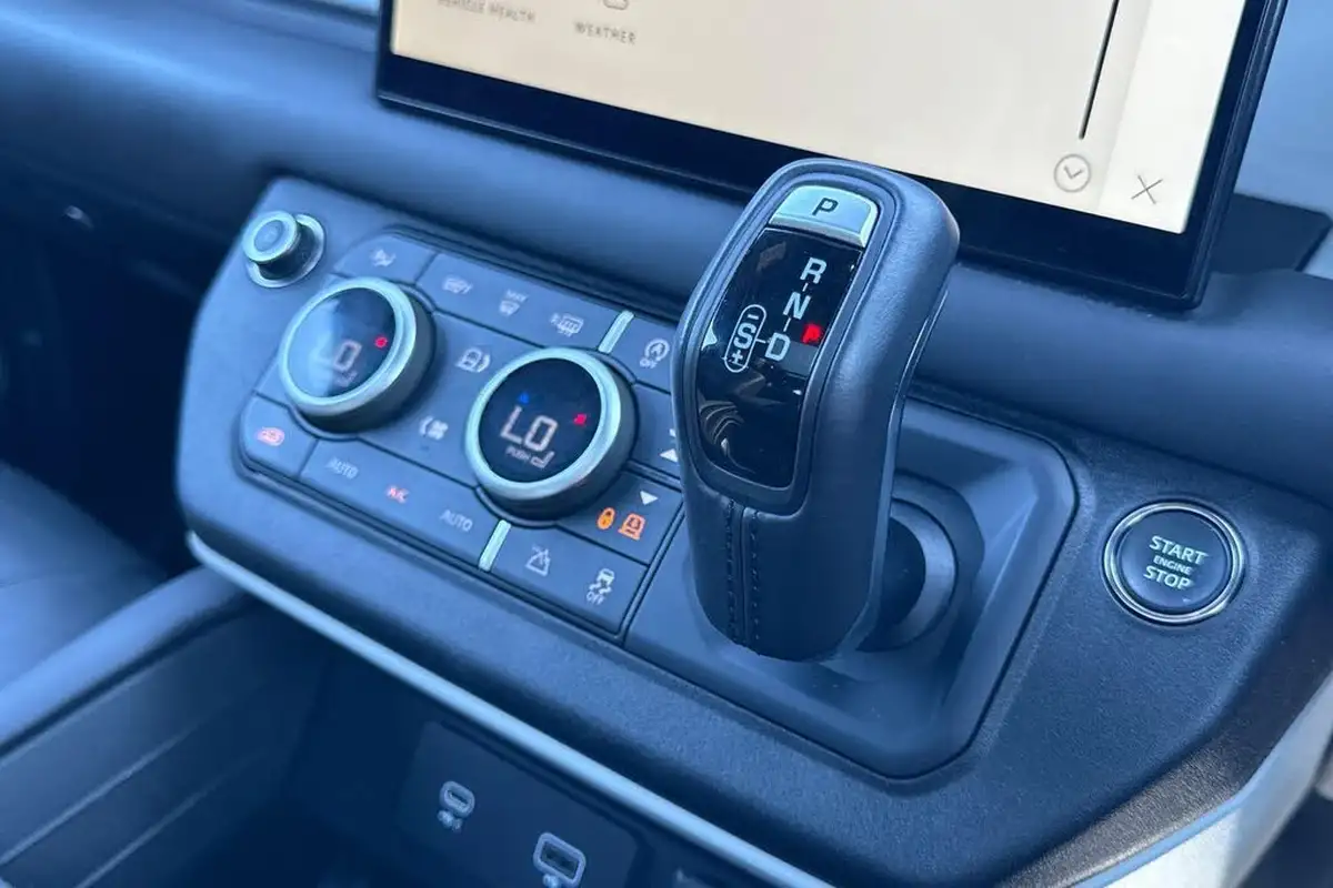 2023-land-rover-110-defender-30-d300-hse-big-28