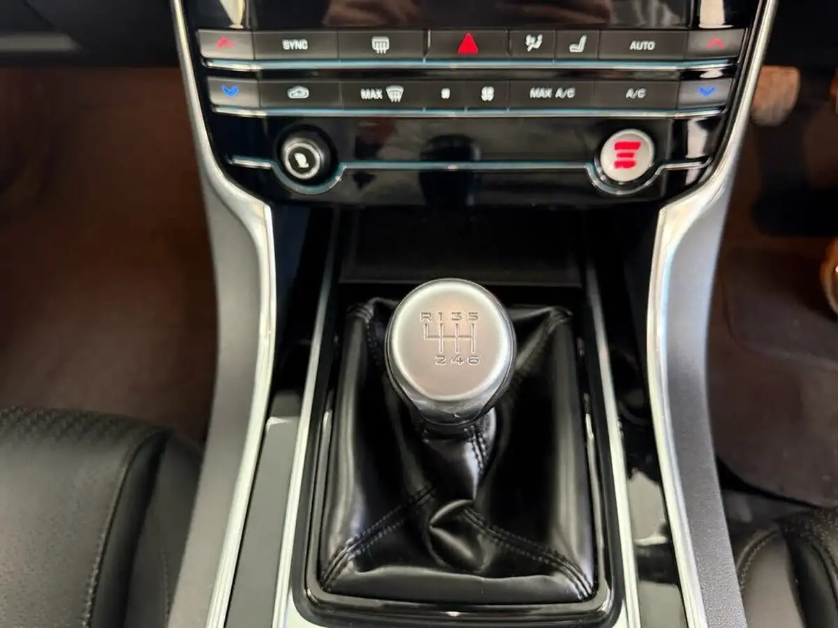 2016-jaguar-xe-20d-portfolio-163ps-big-43