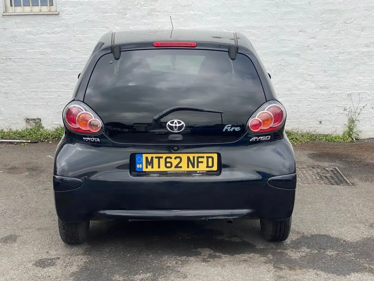 2012-toyota-aygo-10-aygo-fire-5d-big-8