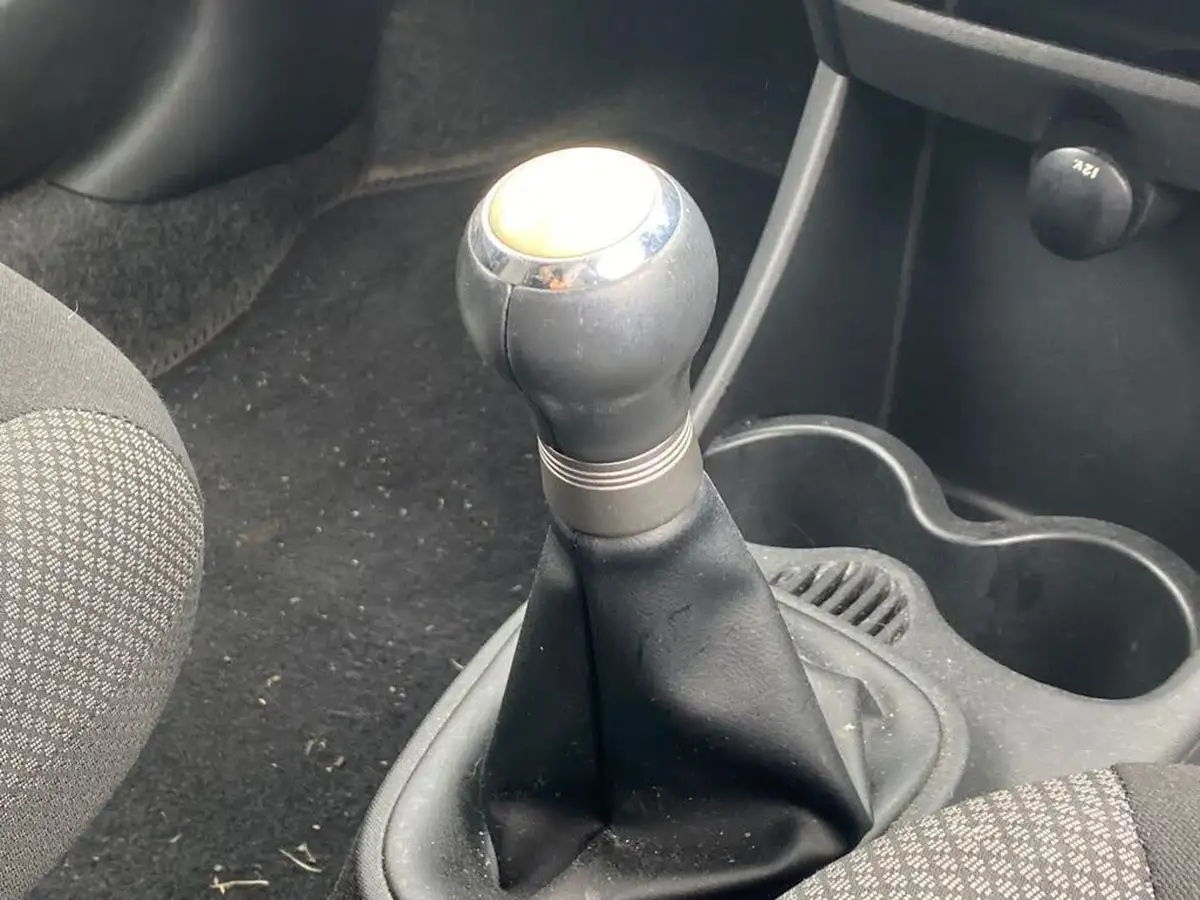 2012-toyota-aygo-10-aygo-fire-5d-big-36