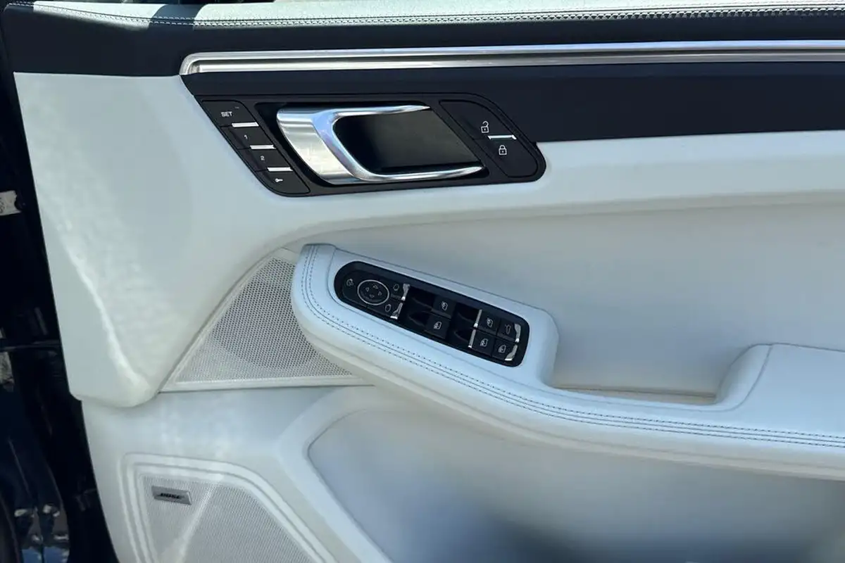 2022-porsche-macan-20-big-38