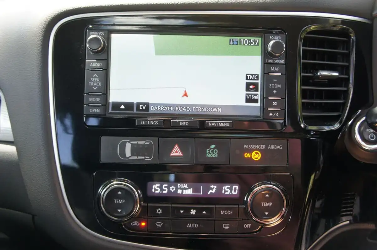 2014-mitsubishi-outlander-20-gx4h-big-10