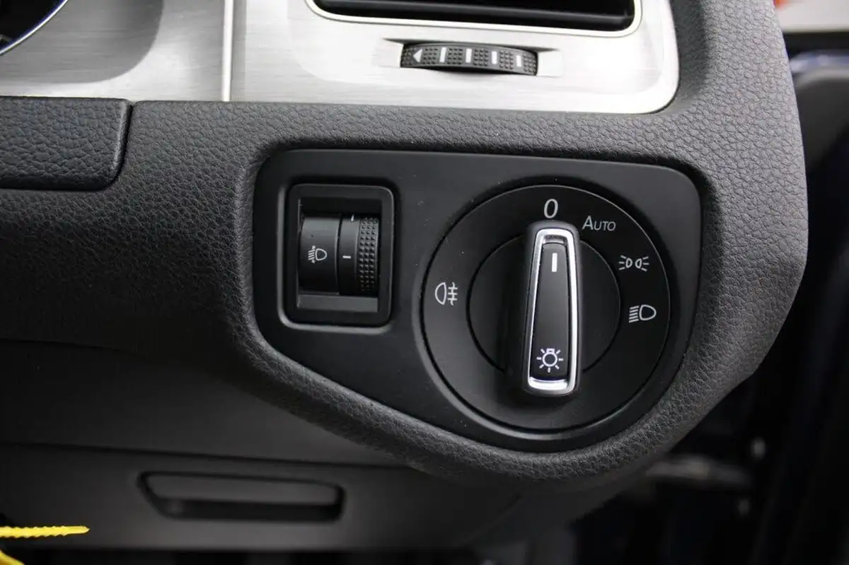 2015-volkswagen-golf-14-tsi-se-estate-5d-dsg-big-18