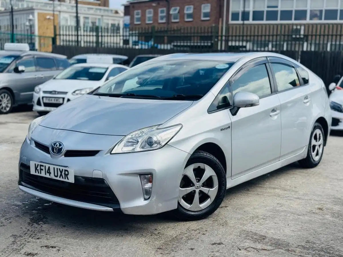 2014-toyota-prius-hybrid-big-2