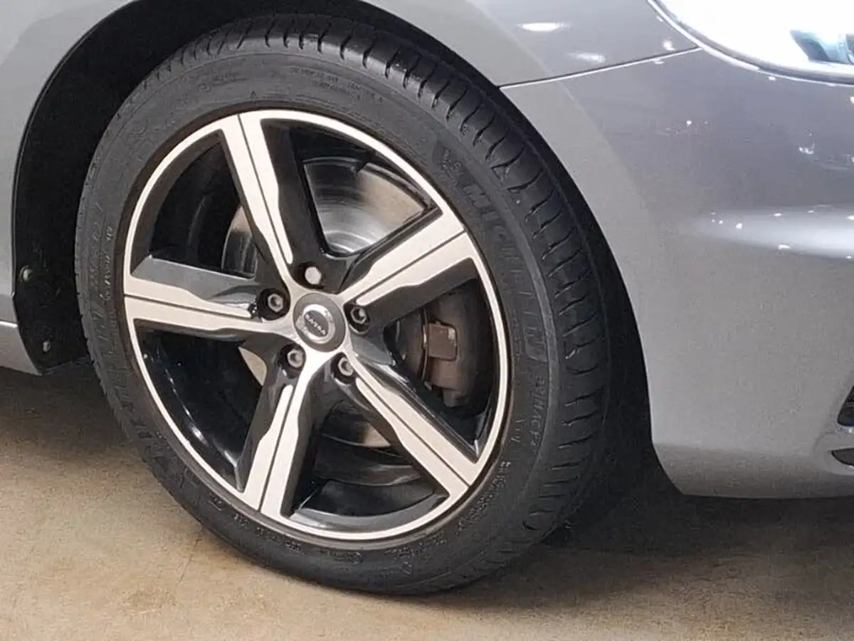 2019-volvo-v40-15-t2-r-design-edition-big-8