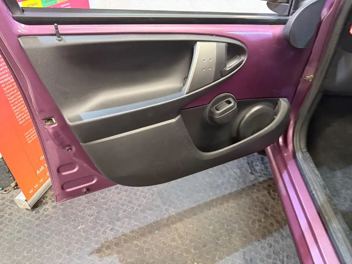 2013-peugeot-107-10-allure-5d-big-27